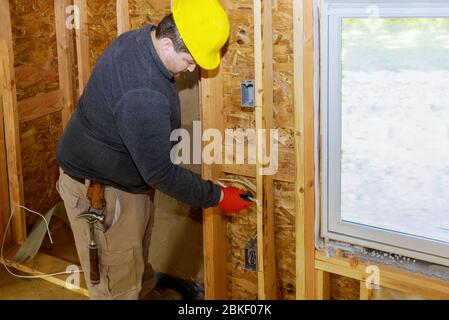 Die elektrische Verkabelung in den Wänden des neuen Hausbaus hat mehrere Steckdosen Stockfoto