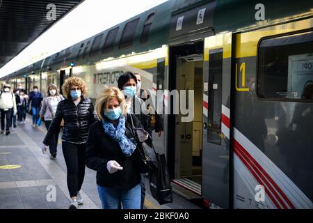 Mailand, Italien - 4. Mai 2020: Pendler am ersten Tag der zweiten Phase im Bahnhof Cadorna, da Italien die Lockdown-Maßnahmen des Coronavirus Covid-19 schrittweise abbauen wird. Quelle: Piero Cruciatti/Alamy Live News Stockfoto