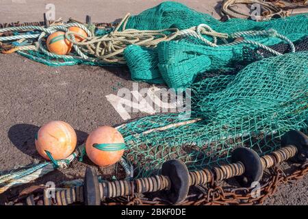 Fischindustrie - Fischnetze gegen Wort NEIN, an der Uferstraße, Bideford, Großbritannien. Vielleicht Nachricht. Stockfoto