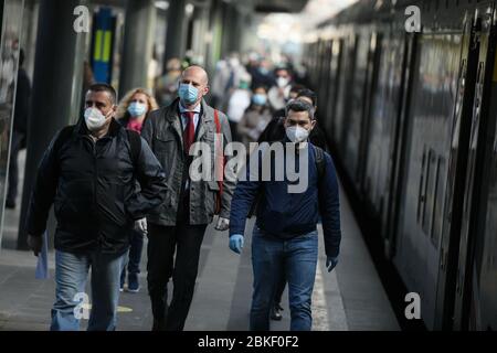 Mailand, Italien - 4. Mai 2020: Pendler am ersten Tag der zweiten Phase im Bahnhof Cadorna, da Italien die Lockdown-Maßnahmen des Coronavirus Covid-19 schrittweise abbauen wird. Quelle: Piero Cruciatti/Alamy Live News Stockfoto