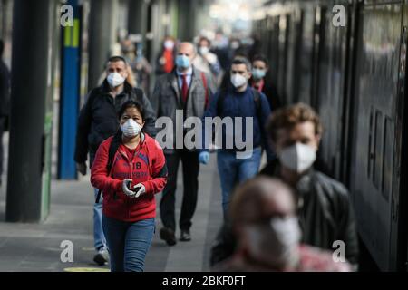 Mailand, Italien - 4. Mai 2020: Pendler am ersten Tag der zweiten Phase im Bahnhof Cadorna, da Italien die Lockdown-Maßnahmen des Coronavirus Covid-19 schrittweise abbauen wird. Quelle: Piero Cruciatti/Alamy Live News Stockfoto