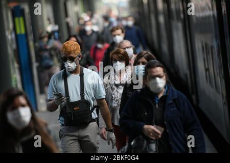 Mailand, Italien - 4. Mai 2020: Pendler am ersten Tag der zweiten Phase im Bahnhof Cadorna, da Italien die Lockdown-Maßnahmen des Coronavirus Covid-19 schrittweise abbauen wird. Quelle: Piero Cruciatti/Alamy Live News Stockfoto