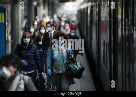 Mailand, Italien - 4. Mai 2020: Pendler am ersten Tag der zweiten Phase im Bahnhof Cadorna, da Italien die Lockdown-Maßnahmen des Coronavirus Covid-19 schrittweise abbauen wird. Quelle: Piero Cruciatti/Alamy Live News Stockfoto