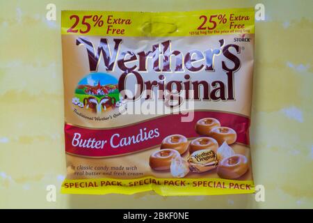 Packung Werthers Original Butter Bonbons Süßigkeiten isoliert auf gelb gemustertem Hintergrund - die klassische Bonbons mit echter Butter und frischer Sahne gemacht Stockfoto