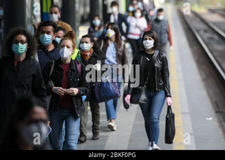 Mailand, Italien - 4. Mai 2020: Pendler am ersten Tag der zweiten Phase im Bahnhof Cadorna, da Italien die Lockdown-Maßnahmen des Coronavirus Covid-19 schrittweise abbauen wird. Quelle: Piero Cruciatti/Alamy Live News Stockfoto