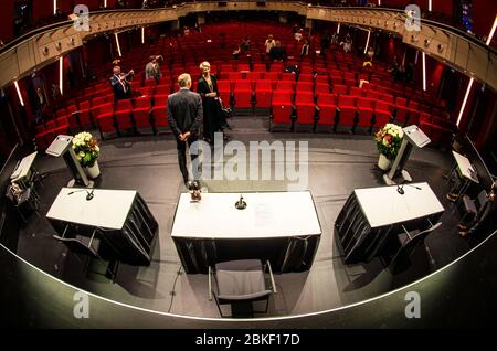 München, Bayern, Deutschland. Mai 2020. Der Münchner Stadtrat eröffnete aufgrund der Coronavirus-Krise seine neue Amtsperiode (Term) am Deutschen Theater. Das Theater erlaubte abwechselnd Sitzplätze für Beamte, die Öffentlichkeit und die Medien. Kredit: Sachelle Babbar/ZUMA Wire/Alamy Live News Stockfoto