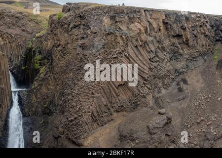 Detail der massiven Basaltkolonne Geologie des atemberaubenden Litlanesfoss Wasserfall, wo das Wasser fällt zwischen, Island. Stockfoto