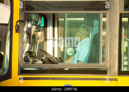 Las Palmas, Gran Canaria, Kanarische Inseln, Spanien. Mai 2020. Busfahrer mit Gesichtsmaske in Las Palmas auf Gran Canaria. Ab Montag, den 4. Mai, ist es für die Passagiere in den öffentlichen Verkehrsmitteln in Spanien obligatorisch, Gesichtsmasken zu tragen. Quelle: Alan Dawson/Alamy Live News Stockfoto