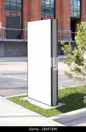 Blanker weißer vertikaler Pylon Stand Mockup Ziegelgebäude, Seitenansicht Stockfoto