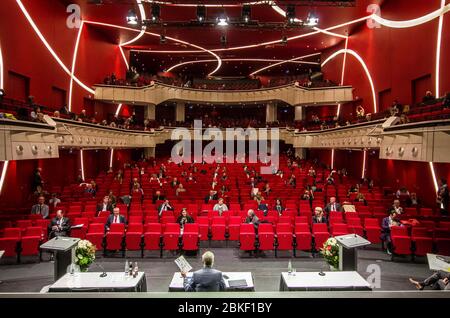 München, Bayern, Deutschland. Mai 2020. Der Münchner Stadtrat eröffnete aufgrund der Coronavirus-Krise seine neue Amtsperiode (Term) am Deutschen Theater. Das Theater erlaubte abwechselnd Sitzplätze für Beamte, die Öffentlichkeit und die Medien. Kredit: Sachelle Babbar/ZUMA Wire/Alamy Live News Stockfoto