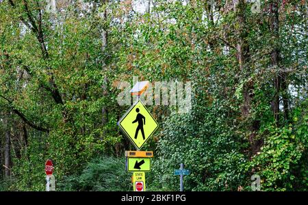 Solar Fußgängerüberweg Schild Stockfoto