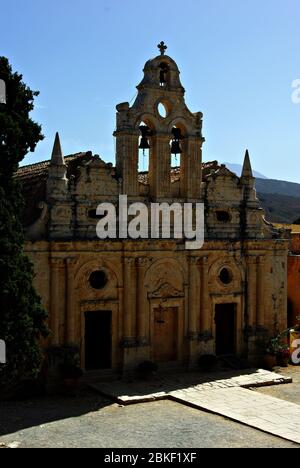 Das Arkadi Kloster ist ein östliches orthodoxes Kloster, das auf einem fruchtbaren Plateau im Südosten von Rethymnon auf der Insel Kreta in Griechenland liegt Stockfoto