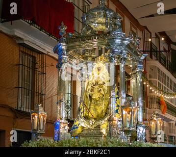 8. September 2019, El Puerto de Santa Maria, Andalusien, Spanien. Prozession Nuestra Senora de los Milagros bei Nacht. Stockfoto