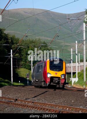 Virgin Trains der Klasse 221 Bombardier super voyager Zug 221104 kippt um eine Kurve auf der Cumbrian West Coast Mainline in Greyrigg Stockfoto