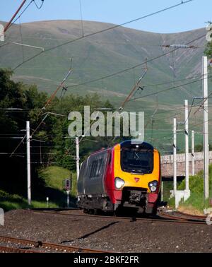 Virgin Trains der Klasse 221 Bombardier super voyager Zug 221104 kippt um eine Kurve auf der Cumbrian West Coast Mainline in Greyrigg Stockfoto