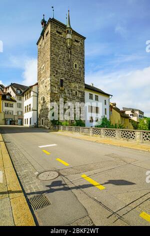 Der Schwarze Turm in der historischen Altstadt von Brugg, Kanton Aargau, Schweiz. Stockfoto