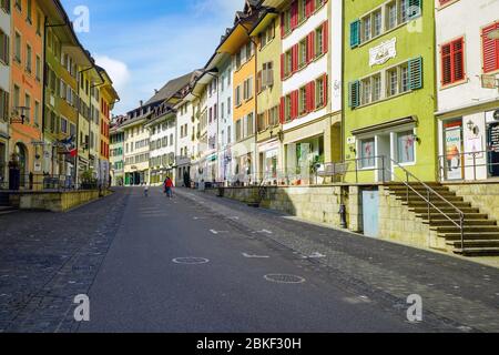 Blick auf die farbenfrohe Hauptstraße (Hauptstraße) in der historischen Altstadt von Brugg, Schweiz. Stockfoto