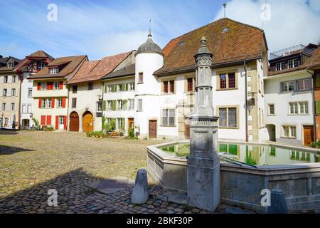 Museumsgebäude Stadtmuseum und Hofstattbrunnen bei untere Hofstatt in der Altstadt von Brugg, Schweiz. Stockfoto