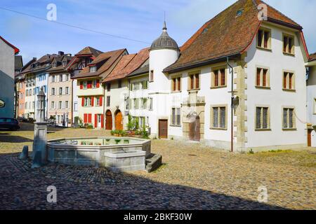 Museumsgebäude Stadtmuseum und Hofstattbrunnen bei untere Hofstatt in der Altstadt von Brugg, Schweiz. Stockfoto