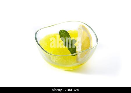 Zitronen-Sorbet in Gläsern auf weißem Hintergrund isoliert Stockfoto