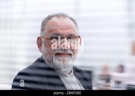 Nahaufnahme: Porträt eines älteren, selbstbewussten Geschäftsmannes. Stockfoto