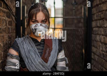 Chicago, Illinois, USA. Mai 2020. ALICJA JANUSZKO, 25, aus des Plaines, Illinois, spielt als Rey aus Star Wars. Obwohl ein Cosplayer von Hobby, Alicja ist ein wesentlicher Arbeiter während der COVID-19 Krise, als Service-Agent für einen großen Chicagoland Geräte-und Elektronikhändler. Kredit: Chris Riha/ZUMA Wire/Alamy Live News Stockfoto