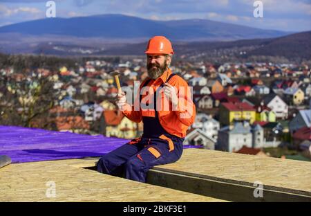 Schätzen Sie den Materialbedarf für Projekte. Installation von Dachmaterialien Wärmedämmung. Man Dachfläche. Professionelles Reparaturdach. Flachdachmontage. Dachdecker baut neues Dach. Stockfoto