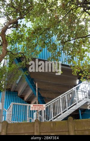 Blue Stadium 1960s 1970s Architecture Stahlbau QPR FC Loftus Road South Africa Road Stand, Shepherd's Bush, London W12 Stockfoto