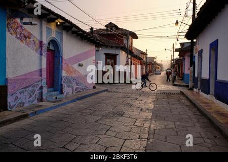 Die Kopfsteinpflasterstraßen der Stadt San Cristobal de las Casas sind morgens leer. Stockfoto