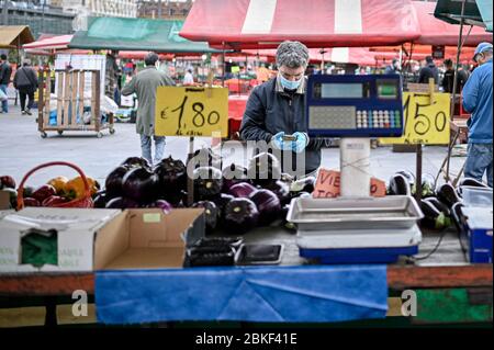 Turin, Italien. Mai 2020. Turin. Porta Palazzo Marktwiedereröffnung Phase in einem Notfall Covid-19. Im Bild: Quelle: Independent Photo Agency/Alamy Live News Stockfoto