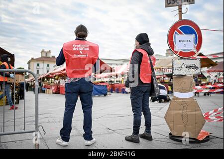 Turin, Italien. Mai 2020. Turin. Porta Palazzo Marktwiedereröffnung Phase in einem Notfall Covid-19. Im Bild: Quelle: Independent Photo Agency/Alamy Live News Stockfoto