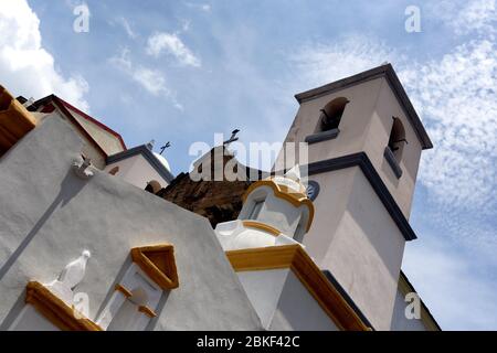 Die weiße Stuckfassade und der Glockenturm von Iglesia de La Merced in der Altstadt von Panama City, Panama Stockfoto