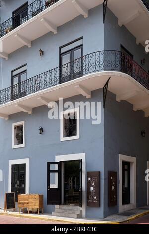 Bau und Restaurierung von Gebäuden der spanischen Kolonialarchitektur in der Altstadt von Casco Viejo, Panama City, Panama Stockfoto