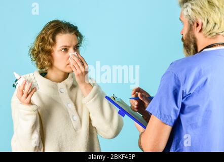 Anamnese. Arzt kommunizieren Frau. Laufende Nase. Fragen Sie nach Beschwerden. Medizinische Behandlung. Symptome einer Virusinfektion. Medizinische Hilfe. Verschreiben Sie Tests und Behandlung. Kranker Patient. Diagnosekonzept. Stockfoto