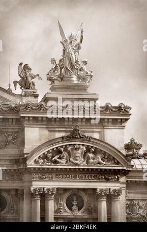 Liberty-Dachskulptur von Charles Gumery und Fassade, Opera Garnier, Paris, Frankreich, plus Dachskulptur 'Pegasus' von Lequesne, Ile-de-France, Paris. Ort Stockfoto