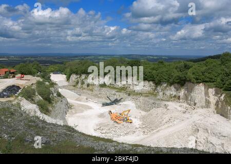 south Downs mit Blick auf einen Kreidegrube Steinbruch mit geschwollenen Wolken an einem Sommertag Stockfoto