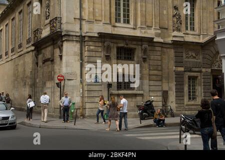 Musée Carnavalet, Rue des Francs bürgerliche Straßenszene mit Menschen, das Marais , Paris, Frankreich Stockfoto