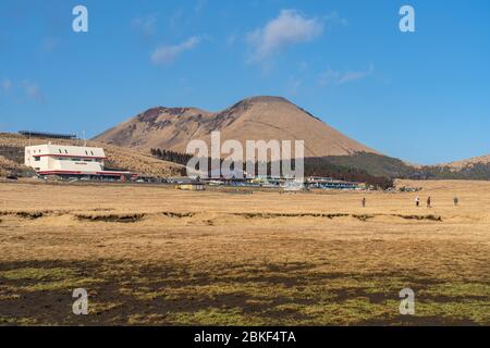 Kusasenri (Kusasenri-ga-hama) Prärie im Aso Kuju Nationalpark. Das Aso Volcano Museum, Geschäfte, Café und Restaurant sind neben dem großen Parkplatz Stockfoto