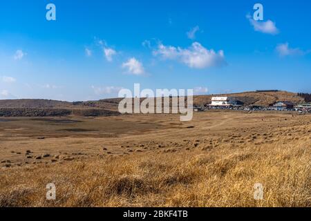 Kusasenri (Kusasenri-ga-hama) Prärie im Aso Kuju Nationalpark. Das Aso Volcano Museum, Geschäfte, Café und Restaurant sind neben dem großen Parkplatz Stockfoto