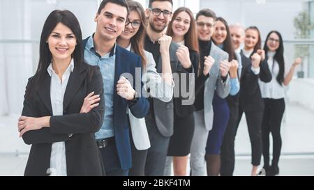 Gruppe glücklicher Jugendlicher, die in einer Reihe stehen Stockfoto