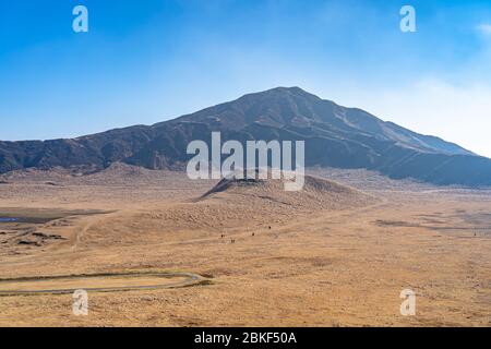 Kusasenri (Kusasenri-ga-hama) Prärie im Januar, Mt. Eboshi im Hintergrund. Nationalpark Aso Kuju, Präfektur Kumamoto, Japan Stockfoto