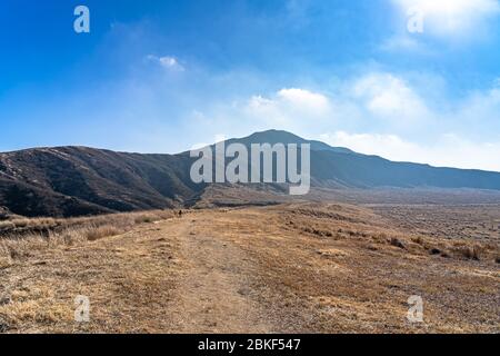 Kusasenri (Kusasenri-ga-hama) Prärie im Januar, Mt. Eboshi im Hintergrund. Nationalpark Aso Kuju, Präfektur Kumamoto, Japan Stockfoto