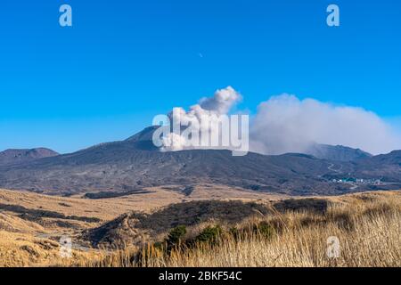 Kusasenri Prärie im Januar, die den Mt. Naka (auch Nakadake oder Naka-Dake genannt) im Hintergrund. Nationalpark Aso Kuju, Präfektur Kumamoto, Japan Stockfoto