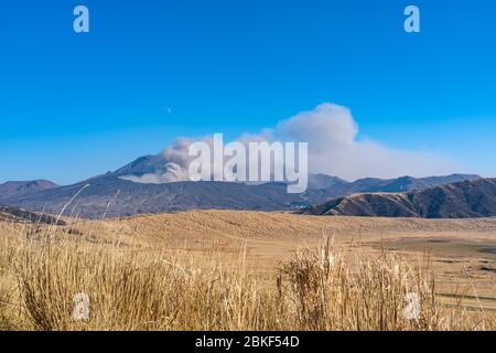 Kusasenri Prärie im Januar, die den Mt. Naka (auch Nakadake oder Naka-Dake genannt) im Hintergrund. Nationalpark Aso Kuju, Präfektur Kumamoto, Japan Stockfoto