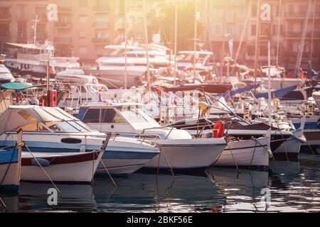 Liegeplatz mit festgemacht Boote, teure Luxus-Yachten im Meer bei Sonnenuntergang, Wohnungen Hintergrund Stockfoto