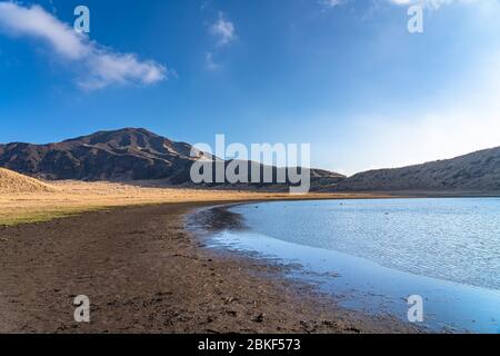 Kusasenri (Kusasenri-ga-hama) Prärie im Januar, Mt. Eboshi Reflexionen durch den Wasserteich. Nationalpark Aso Kuju, Präfektur Kumamoto, Japan Stockfoto