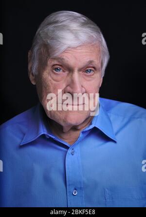 Pensioniert, stark, reif, kaukasischer Rüde, mit blauen Augen, in einem blauen Hemd. Stockfoto