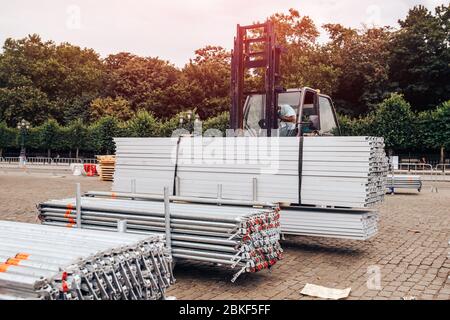 Gabelstapler liefert Metallprofil aus dem Lager für den Bau des Gebäudes. Stockfoto