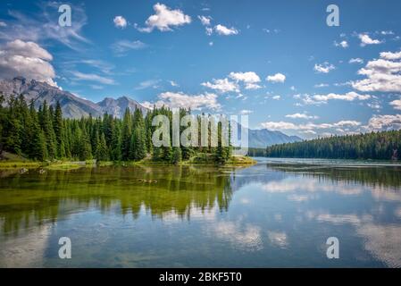 Johnson Lake in der Nähe des Minnewanka Lake im Banff National Park, Alberta, Rocky Mountains, Kanada Stockfoto