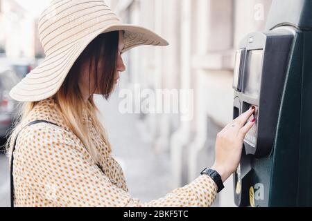 Frau zahlt Ticket auf Parkplatz Auto und Zahlung Tarif auf dem Weg. Konzept der neuen Technologien im Straßenverkehr und mautpflichtigen Straßen. Stockfoto